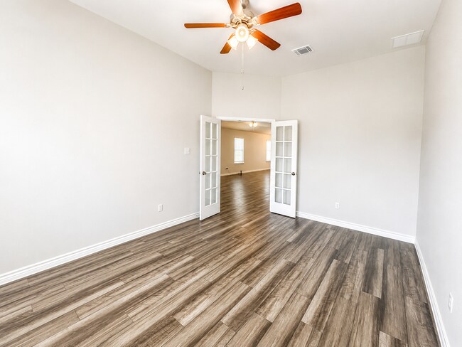 Building Photo - Available for Move-in June 10th!
