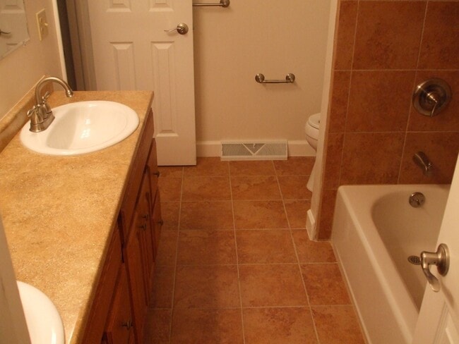 Building Photo - Amazing 3 Bed, 2 Bath Spacious Home with a...