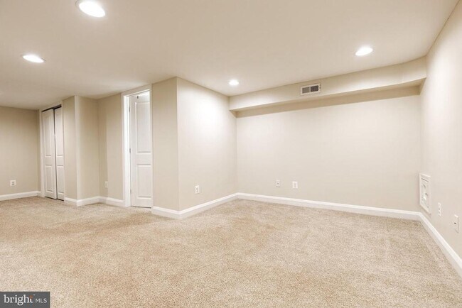 Building Photo - 6843 Dunbar Rd