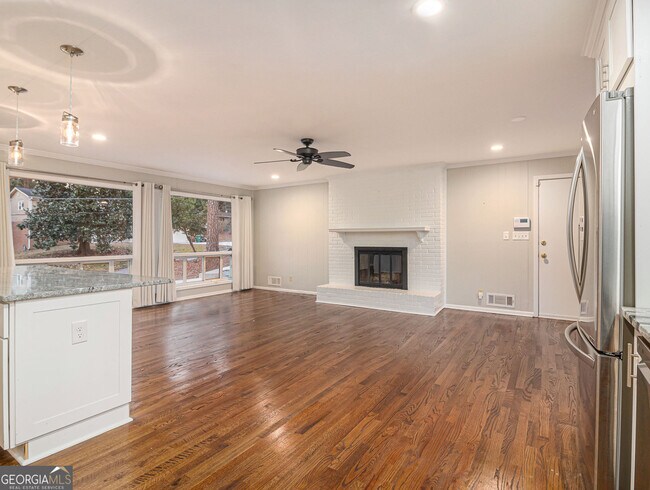 Building Photo - 3590 Cloudland Dr