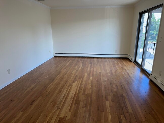 Building Photo - 407 Jane St