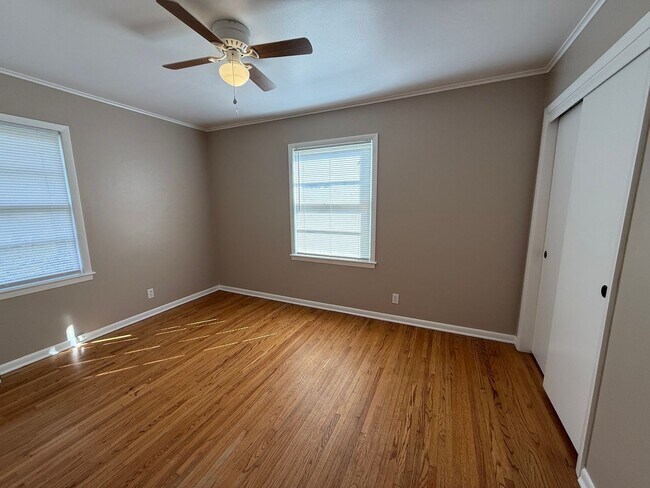 Building Photo - 3 Bed, 1.5 Bath Fenced Pets Allowed