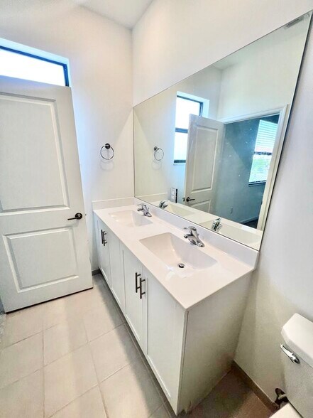 Building Photo - 575 NE 208th Ter