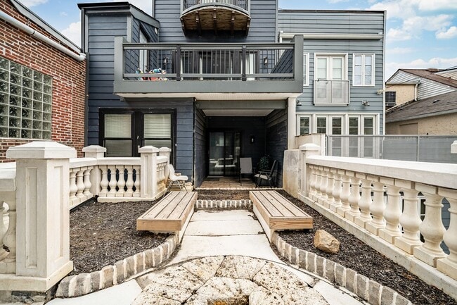 Building Photo - 235 E Market St