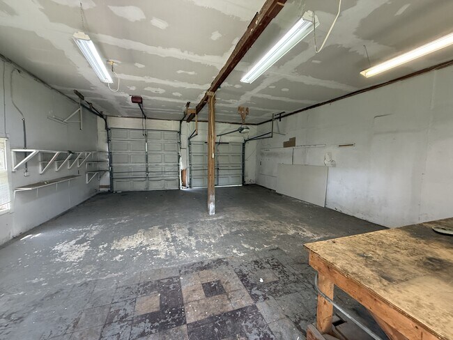 Building Photo - 915 N Hoover Rd
