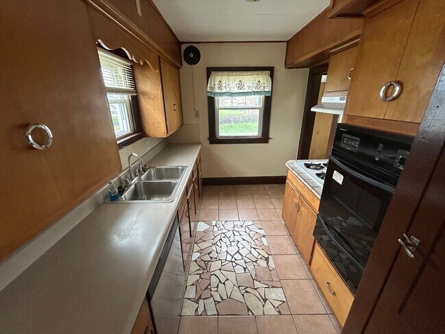 Building Photo - Charming 3-Bedroom Home in Peaceful West Toledo Neighborhood