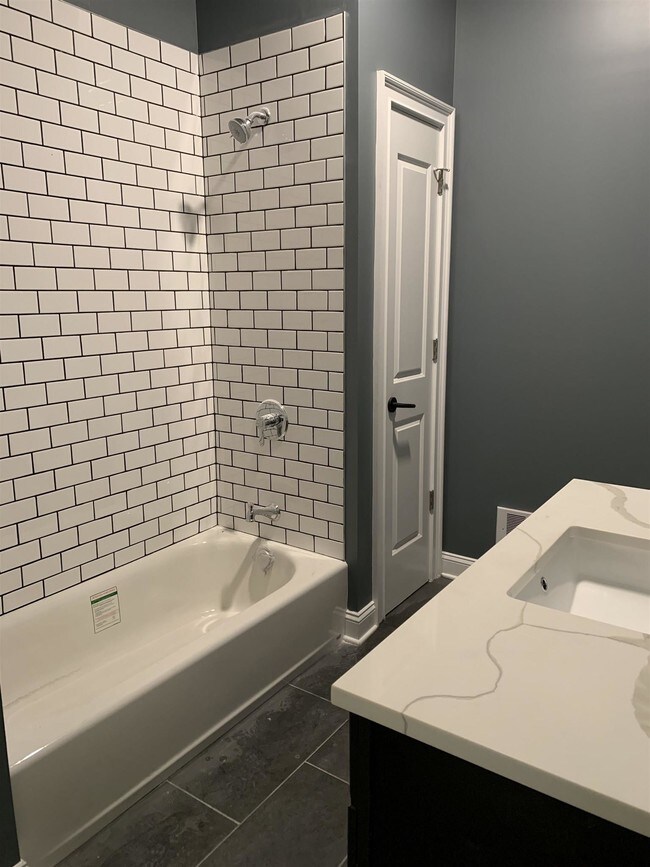 Building Photo - 68 Putnam St