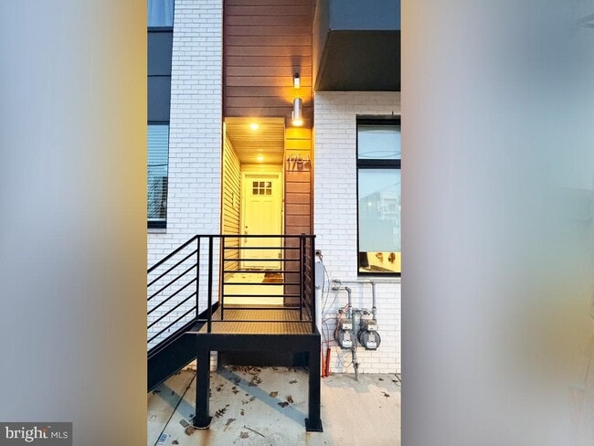 Building Photo - 1754 N Randolph St