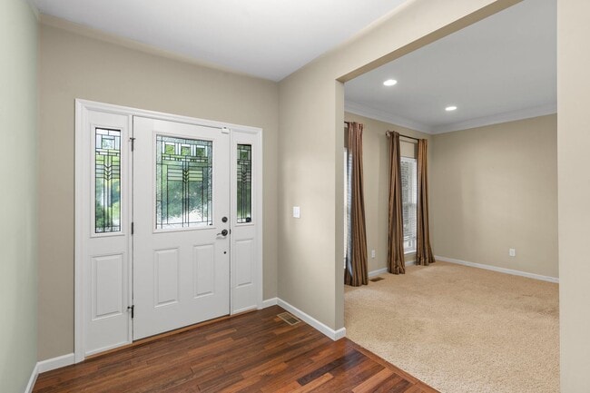 Building Photo - Stunning Former Display Home on a Quiet Cu...