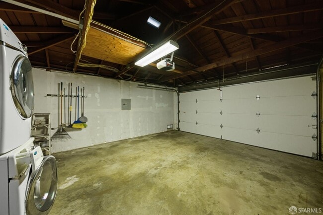 Building Photo - 2061 Ahneita Dr