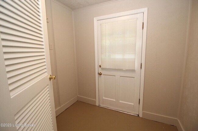 Building Photo - 2421 Lindbergh Dr