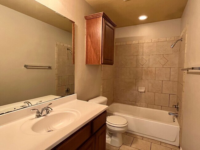 Building Photo - 4 Bed 2 Bath Home in Mustang Schools