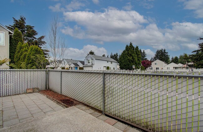Building Photo - Welcome to this charming 2 bedroom, 2 bath...