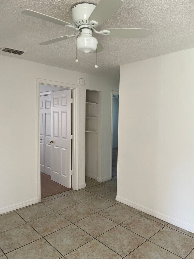 Building Photo - Spacious 4/2 home with 2 car garage Availa...