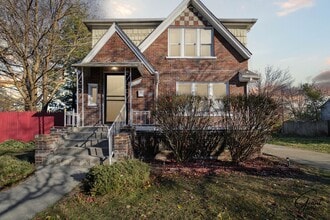 Building Photo - 4 Bedroom 2 Bath $1700