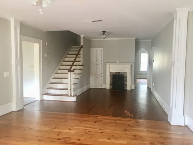 Building Photo - Charming and spacious 3 bedroom cottage in downtown Conway!