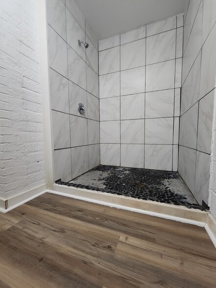 Shower - 209 West Ave S