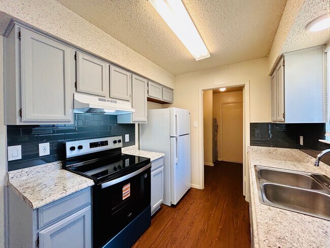 Building Photo - 8802 Pineridge Dr
