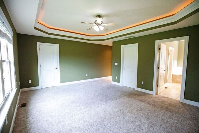 Building Photo - 3 Bed (with 4th bed potential downstairs),...