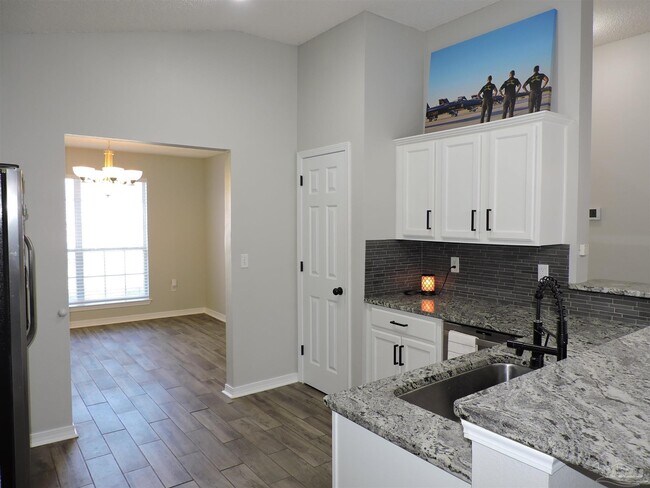 Building Photo - 2541 Gulf Breeze Ave