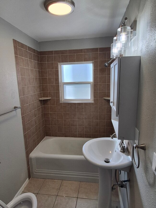 Building Photo - 509 Swan St