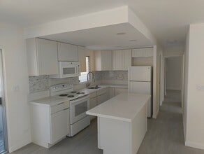Building Photo - 2bd 2ba in Waikiki – Available Now!