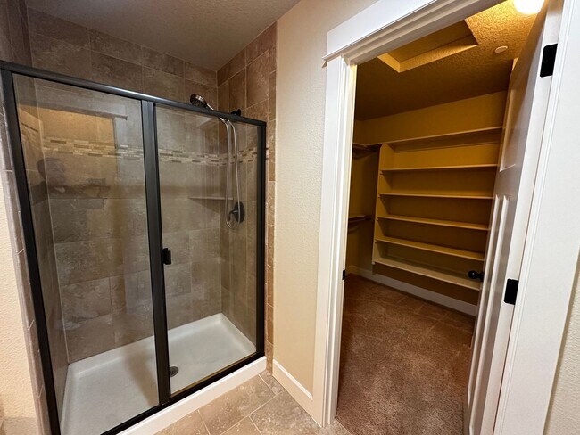 Building Photo - Beautiful 4-Bedroom Home in the Hills of W...