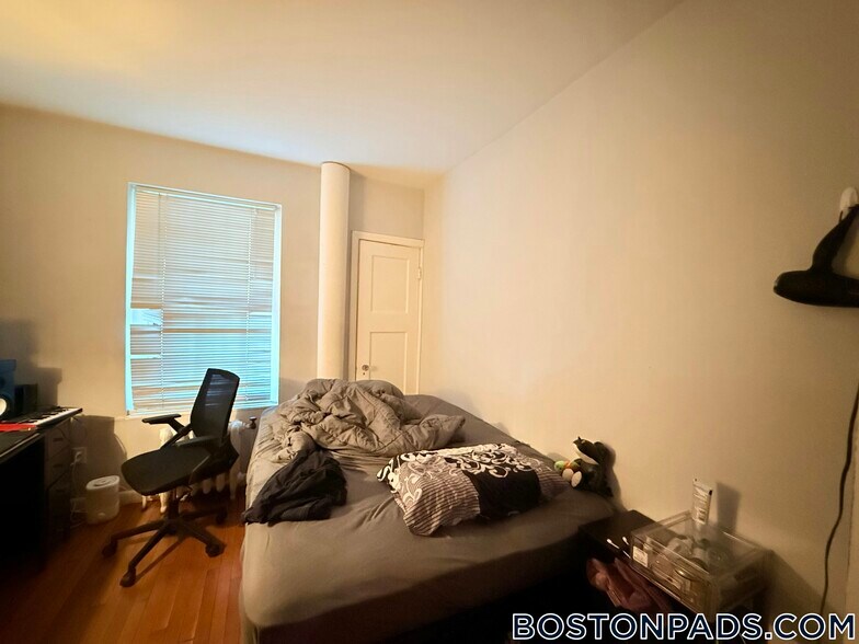 Building Photo - 452 Park Dr