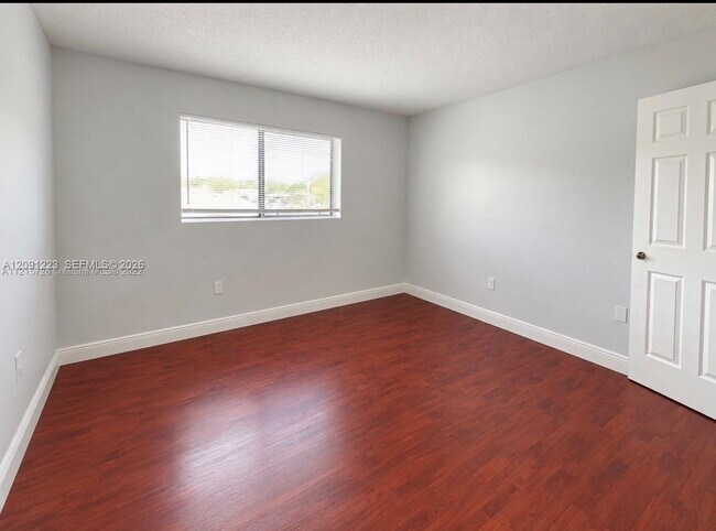 Building Photo - 450 Palm Cir