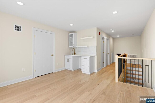 Building Photo - 45 Lincoln Ave