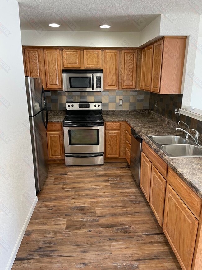 Building Photo - 3 bedrooms, 2.5 bath Townhouse