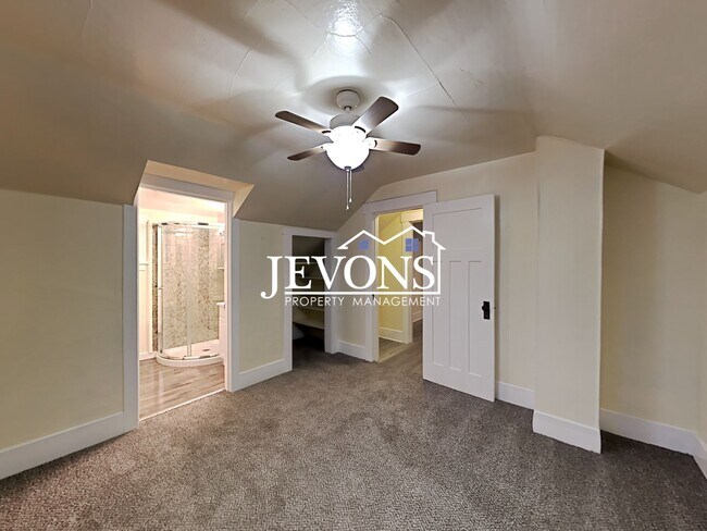 Building Photo - Make yourself at home in this apartment lo...