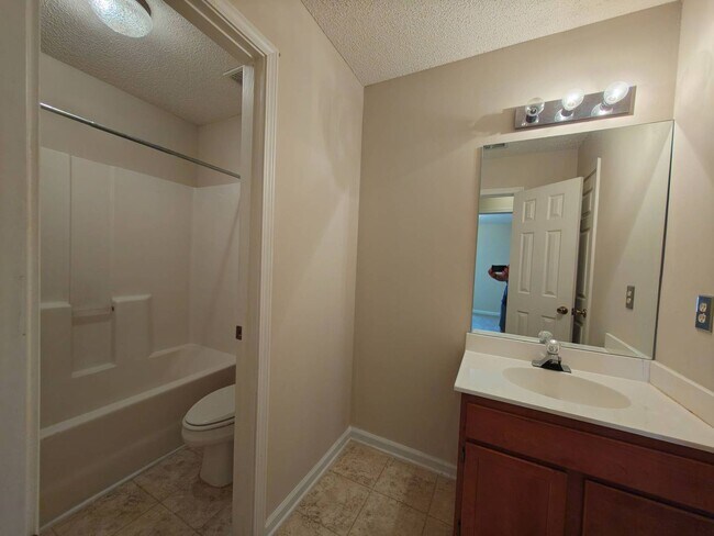 Building Photo - Rent Ready 3 Bedroom 2.5 Bath | South Memphis