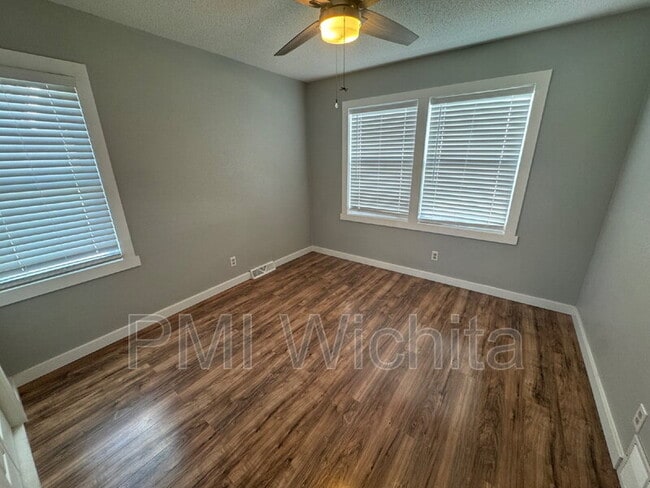 Building Photo - 923 N Sheridan St