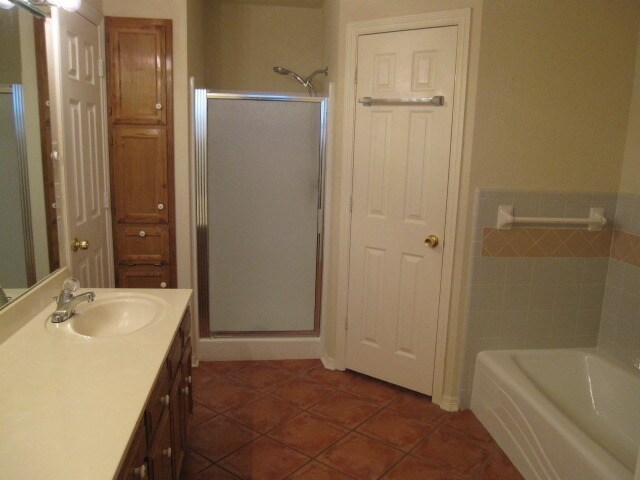 Building Photo - Beautiful three bedroom located in Briarwo...