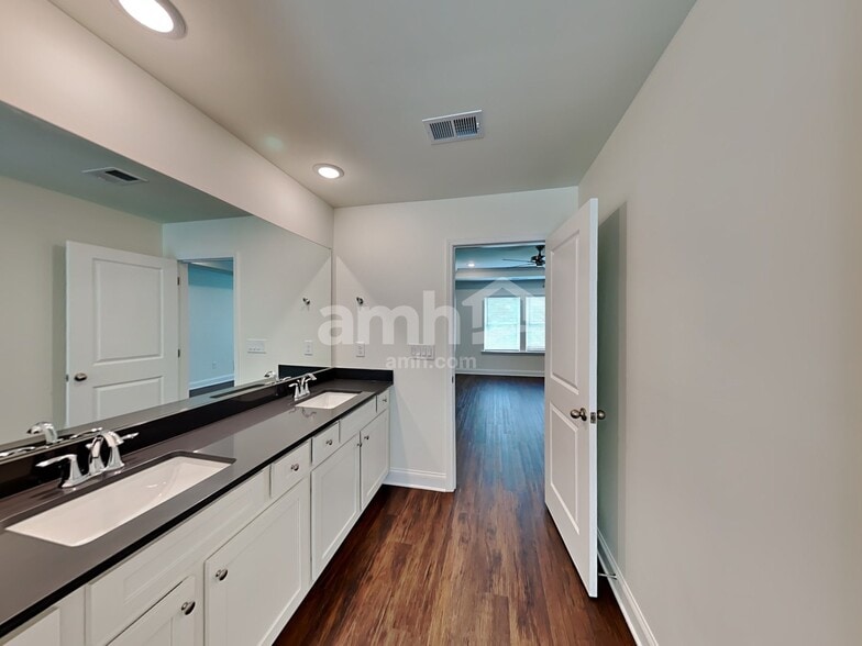 Building Photo - 215 Pecan Dr