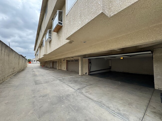 Building Photo - Beautiful 3bd 2.5 bath townhome