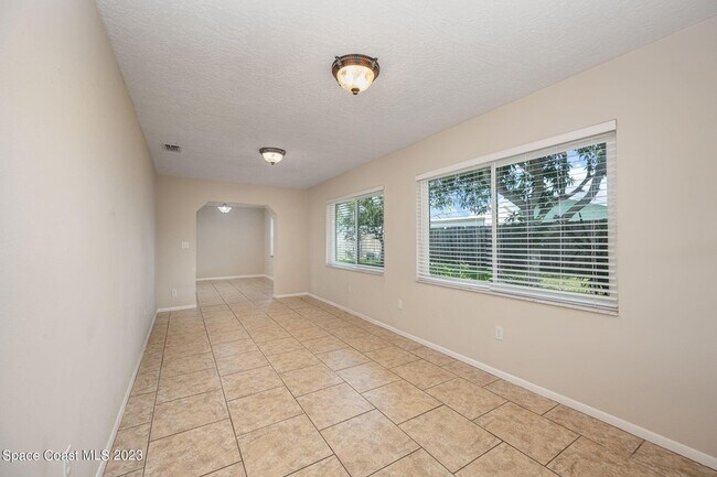 Building Photo - 511 Avignon Dr