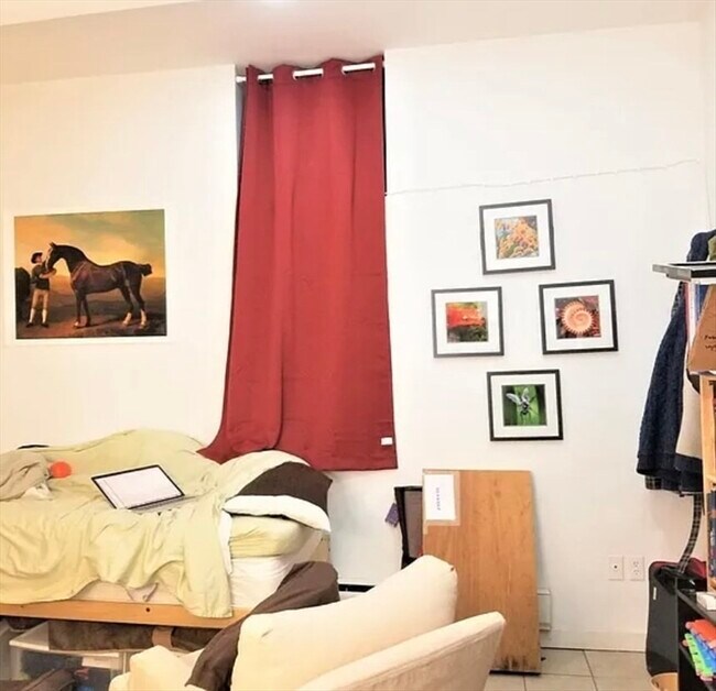 Building Photo - 452 Park Dr