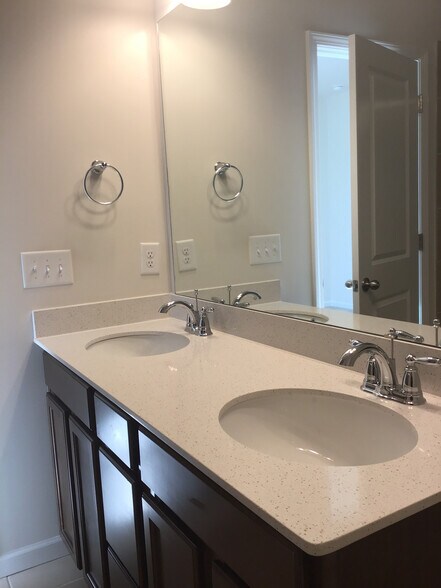 Building Photo - Room in Townhome on Beatty Woods Dr
