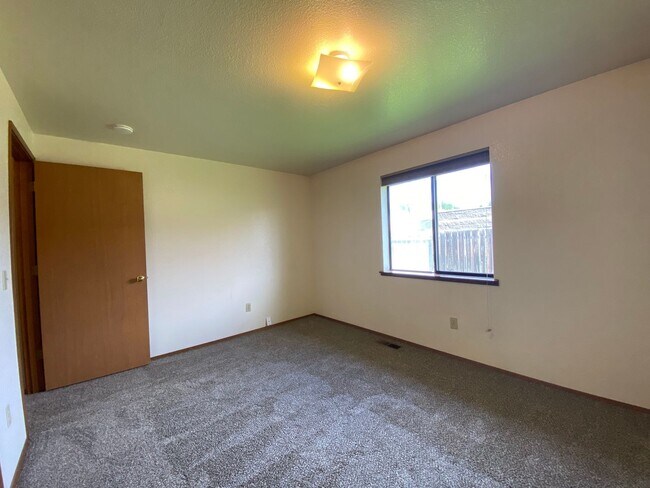Building Photo - 3219-3219 Vincenta Dr