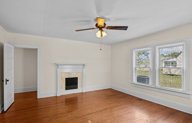 Building Photo - Vintage Charm, 4 BR, Spacious, Close To Ev...