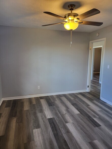 Building Photo - 572 Meadow St