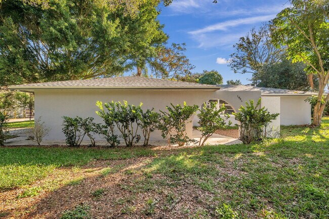Building Photo - Modern, Move-In-Ready 3/2 Home with Spacious Yard & Garage |