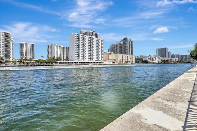 Building Photo - 1000 Parkview Dr