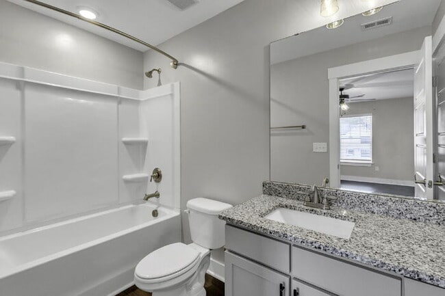 Building Photo - Modern 2BD, 2.5BA Townhouse with Large Loft in Travelers Rest