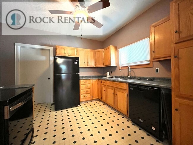 Building Photo - 3 Bed 1 Bath with Bonus Room