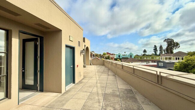 Building Photo - Stylish Rockridge Condo – Prime Location, ...