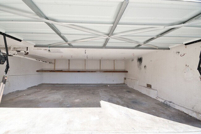 Building Photo - j125