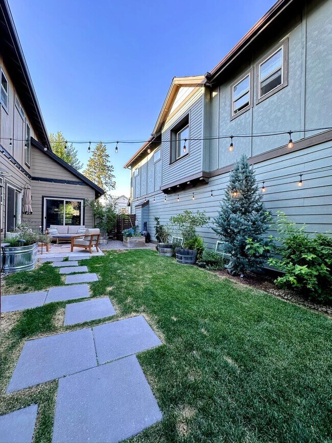 Building Photo - Stunning home available in Stone Creek!  Must see the interior!